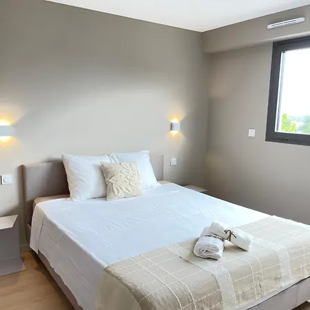 Villa Avec Piscine A Debordement