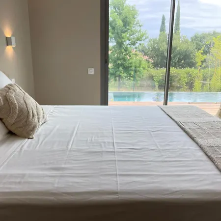 Villa Avec Piscine A Debordement