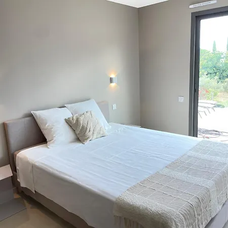 Villa Avec Piscine A Debordement *