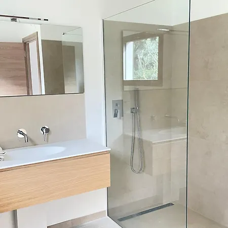 Avec Piscine A Debordement Villa