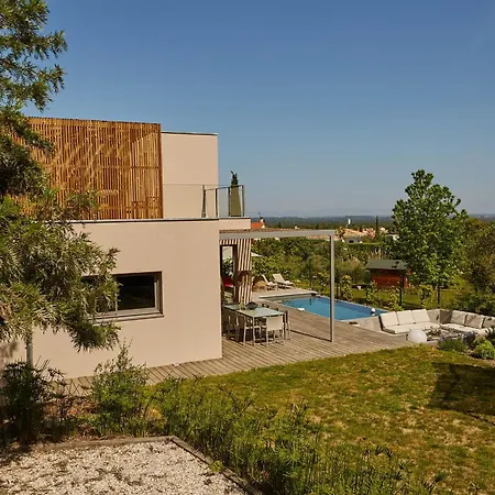 Filao Avec Piscine A Debordement *